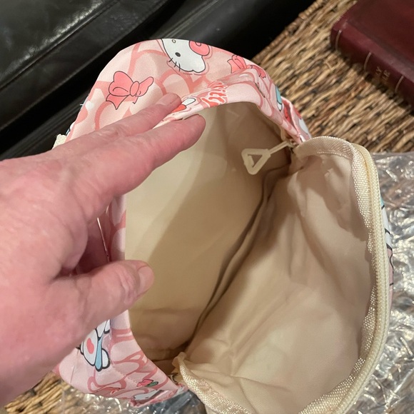 🆕 Hello Kitty Cartoon Anime Lightweight Kawaii Travel Daypack w/ Plush Pet Pin - Picture 7 of 11